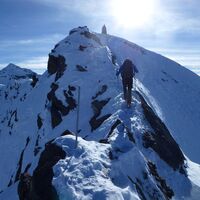 Im Bereich des Nordgrates sind zahlreiche Sicherungsstangen angebracht, um am Seil gehende entsprechend sichern zu können.