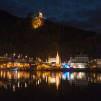 Die Ruine der Grevenburg bei Nacht hoch über der Mosel und Traben-Trarbach