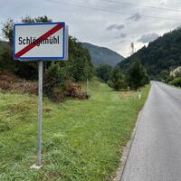 Kurz nach dem Ortsende wieder links auf der Trasse weiter