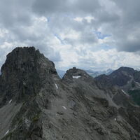 immer wieder ziehen dichte Wolken umher, ich lasse auch den zweiten Schafalpenkopf hinter mir