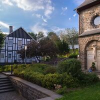 An der Kirche St. Michael in Holthausen