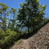 Weg, der den Kiesplatz unter dem Croix de la Roche durchquert