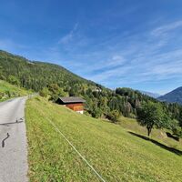 Bald lassen wir die letzten Gehöfte hinter uns.