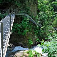 Über Stege und Brücken, vorbei an Wasserfällen und Kaskaden des Bergbaches, so kann man dieses herrliche Naturschauspiel bewundern.