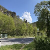 Von der Augustinerhütte in ca 5-7 Minuten über die Zufahrtsstraße bergab zur Bushaltestelle Helenental/Abzw. Krainerhütte. Schee woas einmal mehr!