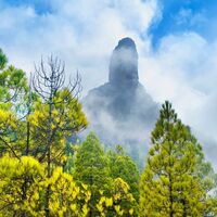 Naturberglandschaft der kanarischen Insel mit Roque Nublo