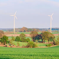 Agrarlandschaft mit Traktor und Windrädern bei Bornsen (Heideregion Uelzen)