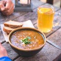 Gulaschsuppe und heiße Zitrone im Mühlenhof in Schmilka