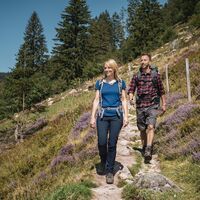 Wanderer auf dem Menzenschwander Geißenpfad