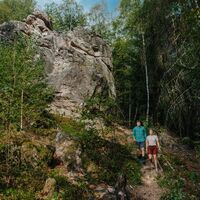 Der Teufelsfelsen am Rande des Wanderwegs