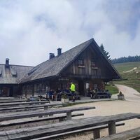 Stoißer Alm mit Teisenberg im Hintergrund