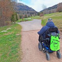 Die Schotterstraße endet und der Asphalt beginnt