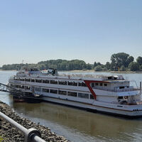 Fahrgastschiff am Steiger vor Rees