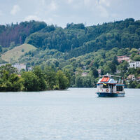 rheinschifffahrt-waldshut-tiengen-schiff-auf-dem-aargauer-hochrhein