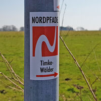 Markierungszeichen des NORDPFADES Timke-Wälder an einem Stahlpfosten