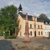 Postmeilensäule Rochlitz - Clemens-Pfau-Platz