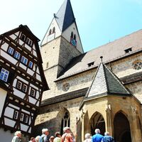 Blick auf Pfarrhaus und Stadtkirche