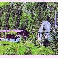 Gasthof Adolari mit Kirche