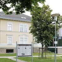 die Dichter- Schautafel vor der Landesmusikschule