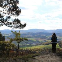 Wanderer genießt den Ausblick vom Großen Hörselberg bei Eisenach