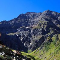Ein Mädel blickt vom Gollingwinkel zum Hochgolling