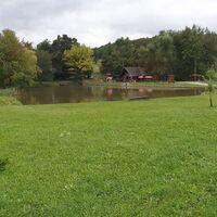 Kiosk am Teich in Padmoli