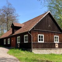 Auf den Spuren des Wildschütz Klostermann | Hütte im Warburger Wald