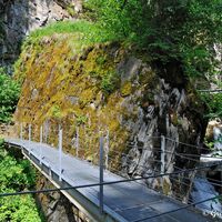 Liebevoll angelegte Steiganlage über Brücken und Stege, führen durch die Schlucht.