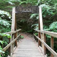 Brücke für Wanderer oberhalb der Hochwaldgrotte bei Eisenach
