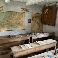 Der gut erhaltene Klassenraum der Grundschule von Sostila, die 1958 geschlossen wurde