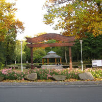 Eingang zum Jungbornpark und Musikpavillon