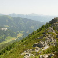 Rückblick, im Hintergrund links ein Teil vom Gesäuse (Untergruppe der Ennstaler Alpen)