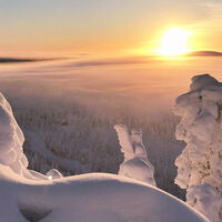 Blick auf den Pyhävaara-Hügel von den Juhannuskallio-Felsen in Ruka