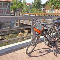 Gepackte Räder vor der Wassermühle Sittensen an der Oste