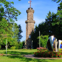 Friedrichsturm mit Duftrosenpark und Glasskulptur