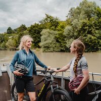 Radfahrer auf dem Donaubus