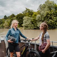 Radfahrer auf dem Donaubus