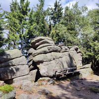 Viele Ruhebänke unterhalb des Bärensteingipfels