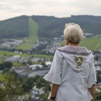 Geoparkführerin Renate Hill auf dem Orenberg mit Ausblick auf Willingen