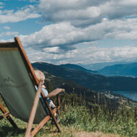 Auch die kleinen Wanderer genießen das Landschaftskino auf der Terrasse der AlexanderAlm
