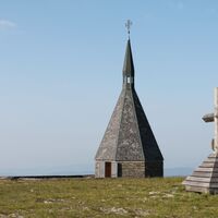 Kapelle und Gipfelkreuz am Hochwechsel_Oststeiermark