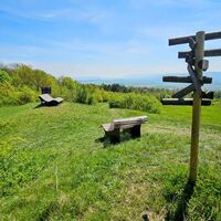 Wegweiser und Liegen am Waschberg