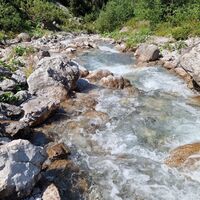 Der Bach im Tal ist erreicht, Zeit für ein Fußbad.