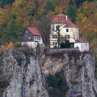 Blick vom Knopfmacherfelsen auf Schloss Bronnen