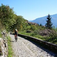 Die alte gepflasterte Straße in Richtung Canale di Tenno