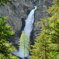 Der Wasserfall stürzt sich mit großem Getöse etwa 80 Meter in die Tiefe.