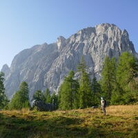 die Laserzwand, mittig ganz markant der Rote Turm
