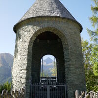 abschließend besuchen wir das Kriegerdenkmal, der Große Bösenstein in einer Flucht mit dem Fenster