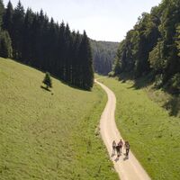 Wanderer im Hasental in Wiesensteig