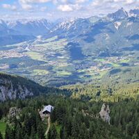Blick Richtung Lechtal, unten das Säulinghaus.